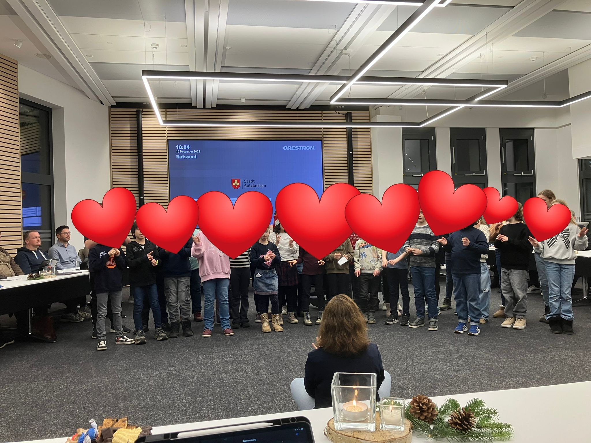 Eine sch�ne Tradition: die weihnachtliche musikalische EInstimmung durch einen Chor der Sch�lerinnen und Sch�ler der Liboriusschule Salzkotten, geleitet von Ramona Friedrich und Daniela Toschl�ger.